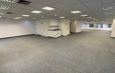 Imagem: O depósito possui 5 Vagas na garagem, 225m² de Área e está