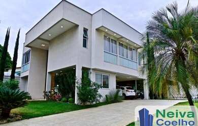 Imagem: A casa possui 4 Dormitórios, 5 Banheiros, 4 Vagas na garagem