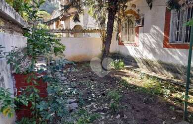 Imagem: A casa possui 2 Dormitórios, 2 Banheiros, 2 Vagas na garagem