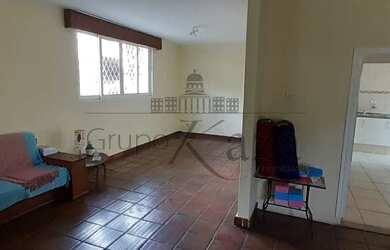 Imagem: A casa possui 3 Dormitórios, 4 Banheiros, 2 Vagas na garagem