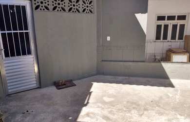 Imagem: A casa possui 2 Dormitórios, 1 Banheiro, 1 Vaga na garagem