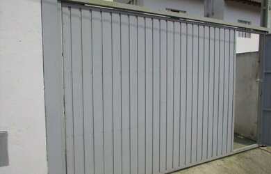 Imagem: A casa e possui 2 Dormitórios, Suítes, 1 Banheiro, 2 Vagas