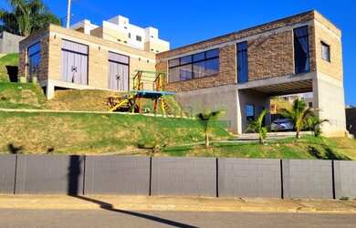 Imagem: A casa em condomínio possui 4 Dormitórios, 3 Banheiros, 2