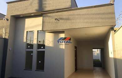 Imagem: A casa possui 2 Dormitórios, 2 Banheiros, 2 Vagas na garagem