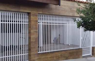 Imagem: A casa possui 3 Dormitórios, 1 Banheiro, 4 Vagas na garagem