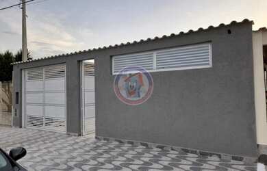 Imagem: A casa possui 3 Dormitórios, 1 Banheiro, 2 Vagas na garagem