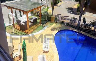 Imagem: A casa possui 4 Dormitórios, 3 Banheiros, 2 Vagas na garagem