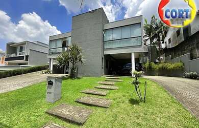 Imagem: A casa em condomínio possui 4 Dormitórios, 2 Banheiros, 5