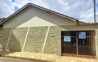 Imagem: A casa possui 3 Dormitórios, 2 Banheiros, 4 Vagas na garagem