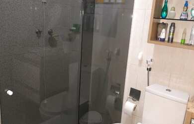 Imagem: A casa possui 2 Dormitórios, 2 Banheiros, 2 Vagas na garagem