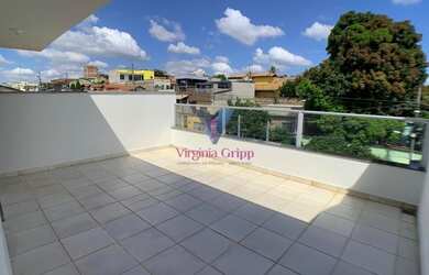 Imagem: A casa possui 3 Dormitórios, 2 Banheiros, 2 Vagas na garagem