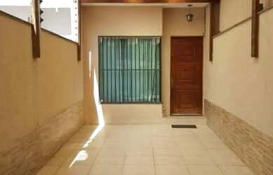 Imagem: A casa possui 2 Dormitórios, 2 Banheiros, 2 Vagas na garagem