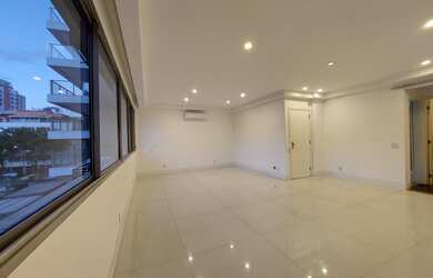 Imagem: O apartamento possui 3 Dormitórios, 1 Banheiro, 2 Vagas na