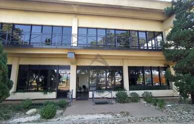 Imagem: O depósito possui 5 Vagas na garagem, 1.128m² de Área e