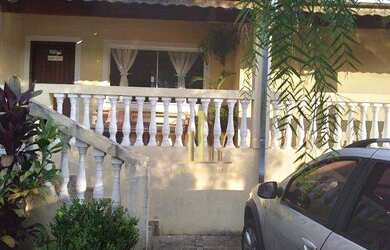 Imagem: A casa possui 2 Dormitórios, 2 Banheiros, 2 Vagas na garagem