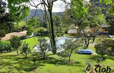 Imagem: A casa possui 4 Dormitórios, 5 Banheiros, 5 Vagas na garagem