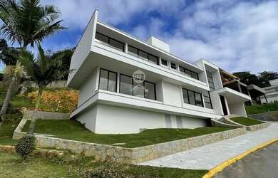 Imagem: A casa possui 3 Dormitórios, 3 Banheiros, 4 Vagas na garagem