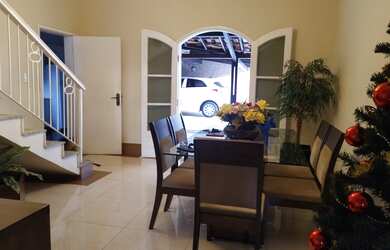 Imagem: A casa possui 5 Dormitórios, 3 Banheiros, 3 Vagas na garagem