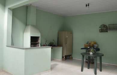 Imagem: A casa possui 4 Dormitórios, 3 Banheiros, 4 Vagas na garagem