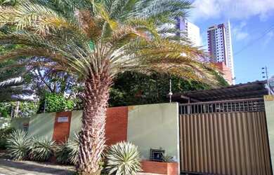 Imagem: A casa possui 3 Dormitórios, 4 Banheiros, 3 Vagas na garagem