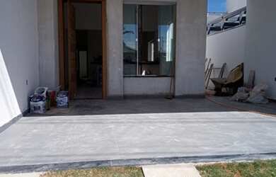 Imagem: A casa possui 3 Dormitórios, 1 Banheiro, 3 Vagas na garagem