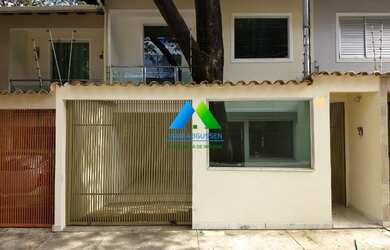 Imagem: A casa possui 3 Dormitórios, 2 Banheiros, 2 Vagas na garagem