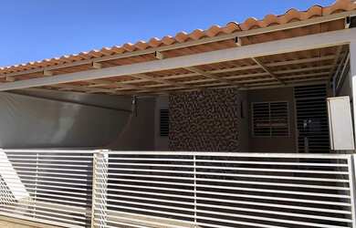 Imagem: A casa possui 3 Dormitórios, 1 Banheiro, 2 Vagas na garagem