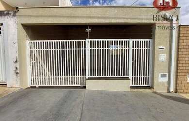 Imagem: A casa possui 2 Dormitórios, 2 Banheiros, 2 Vagas na garagem