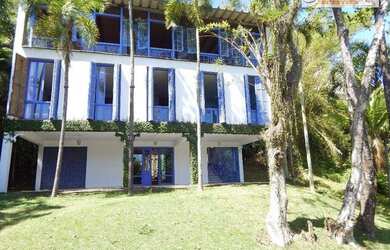 Imagem: A casa em condomínio possui 4 Dormitórios, 4 Banheiros, 360m²