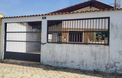 Imagem: A casa possui 2 Dormitórios, 1 Banheiro, 2 Vagas na garagem