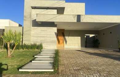 Imagem: A casa possui 3 Dormitórios, 4 Banheiros, 4 Vagas na garagem