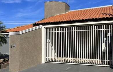 Imagem: A casa possui 3 Dormitórios, 2 Banheiros, 2 Vagas na garagem