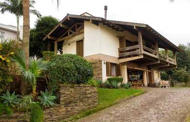 Imagem: A casa possui 4 Dormitórios, 3 Banheiros, 5 Vagas na garagem