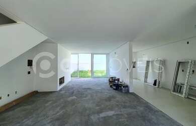 Imagem: A casa possui 3 Dormitórios, 1 Banheiro, 2 Vagas na garagem