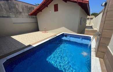 Imagem: A casa possui 2 Dormitórios, 1 Banheiro, 4 Vagas na garagem