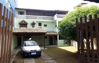 Imagem: A casa possui 2 Dormitórios, 3 Banheiros, 5 Vagas na garagem