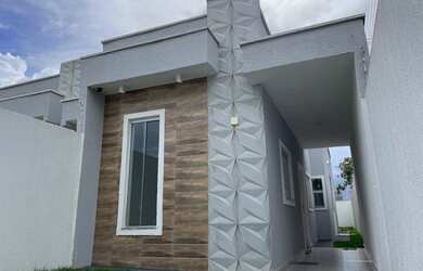 Imagem: A casa possui 3 Dormitórios, 2 Banheiros, 2 Vagas na garagem