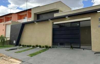 Imagem: A casa possui 3 Dormitórios, 2 Banheiros, 2 Vagas na garagem