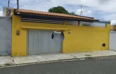 Imagem: A casa possui 4 Dormitórios, 3 Banheiros e 2 Vagas na garagem