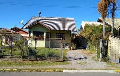 Imagem: A casa possui 2 Dormitórios, 1 Banheiro, 1 Vaga na garagem