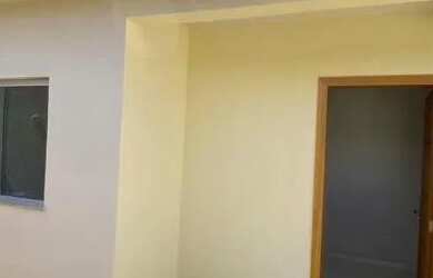 Imagem: A casa possui 2 Dormitórios, 2 Banheiros, 2 Vagas na garagem