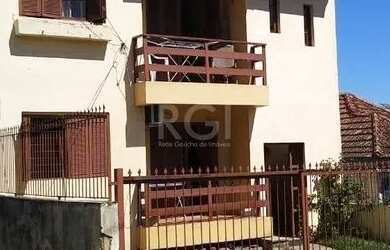 Imagem: A casa possui 5 Dormitórios, 3 Banheiros, 2 Vagas na garagem