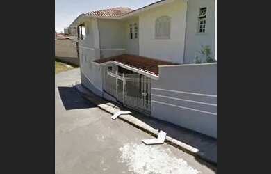 Imagem: A casa possui 5 Dormitórios, 4 Banheiros, 3 Vagas na garagem