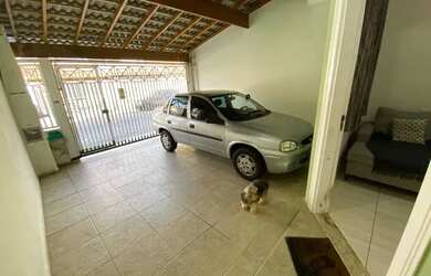 Imagem: A casa possui 3 Dormitórios, 2 Banheiros, 2 Vagas na garagem