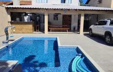 Imagem: A casa possui 5 Dormitórios, 2 Banheiros, 3 Vagas na garagem