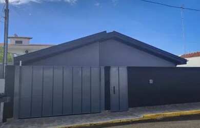 Imagem: A casa possui 3 Dormitórios, 3 Banheiros, 2 Vagas na garagem