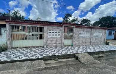 Imagem: A casa possui 3 Dormitórios, 1 Banheiro, 2 Vagas na garagem