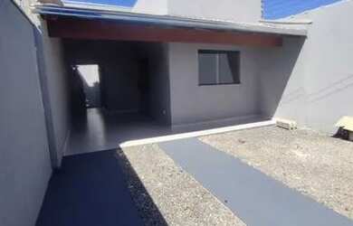 Imagem: A casa possui 3 Dormitórios, 2 Banheiros, 2 Vagas na garagem