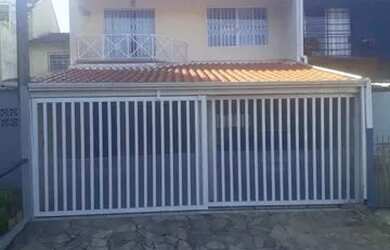 Imagem: A casa possui 3 Dormitórios, 3 Banheiros, 2 Vagas na garagem