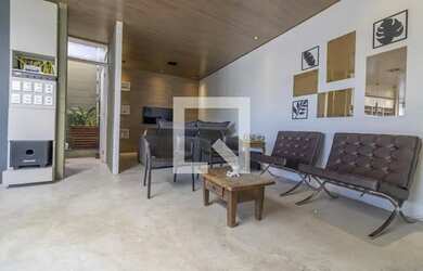 Imagem: A casa em condomínio possui 4 Dormitórios, 5 Banheiros, 2